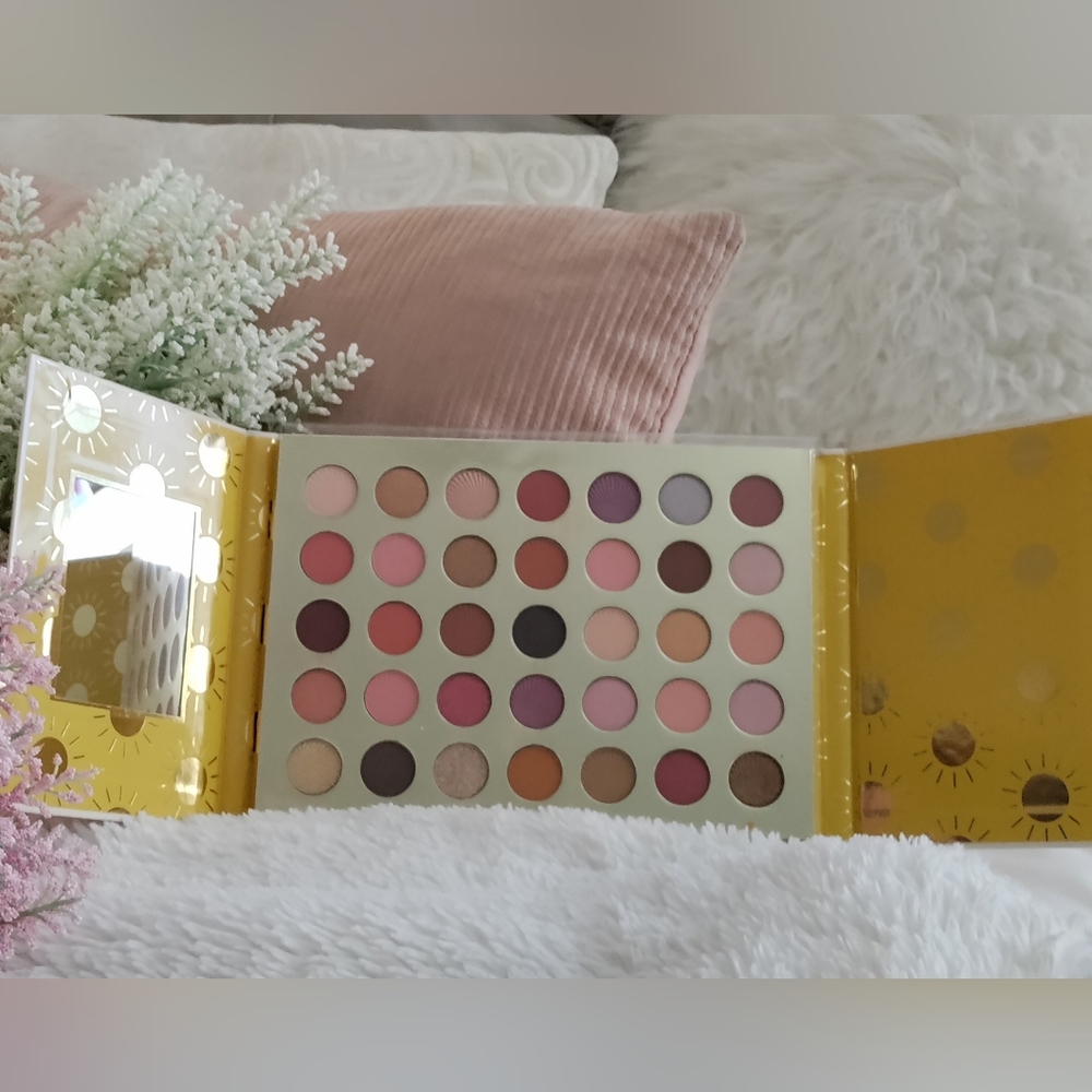 ***SOLD*** New - Beauty Concept - Vegan -  Matte & Shimmer Eyeshadow Palette - Picture 3 of 3